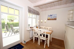 Essplatz mit Blick in den Garten