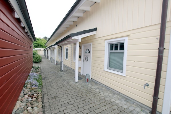 Eingänge der Wohnungen