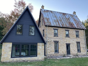 The summer kitchen has its final dark paint coat on. 