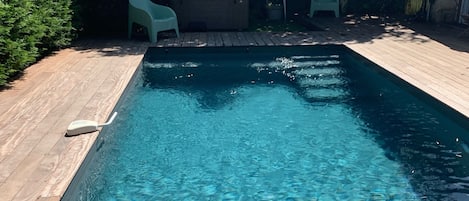 Piscine Chauffée de juin à septembre
volet roulant et alarme 