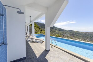 Warm outside shower - Heated Pool - unhindered ocean and mountain views 