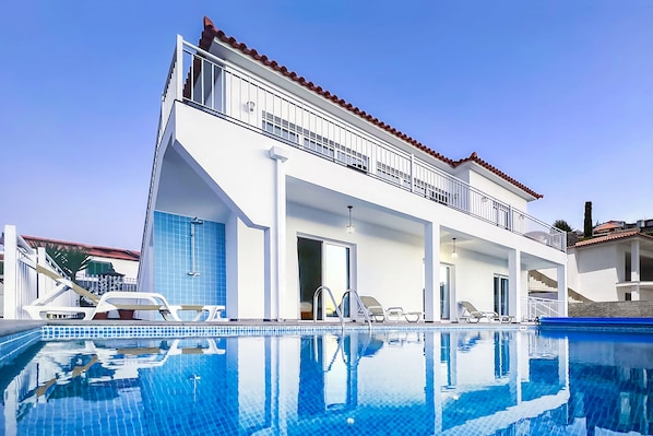 Modern private villa-8 people-heated infinity like pool-Beautiful ocean view