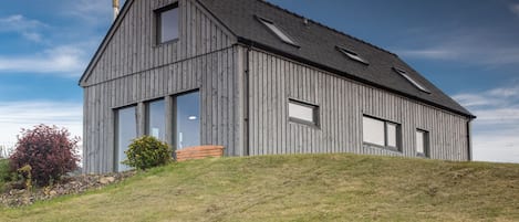 Cuillrigh - luxury, modern, detached, self-catering house on the Isle of Skye.  