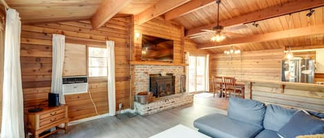 Pine Mountain Club Vacation Rental | 2BR | 1BA | 950 Sq Ft | 2 Steps for Entry