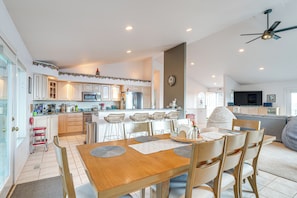 Dining Area | Upper Level | Dishware & Flatware Provided