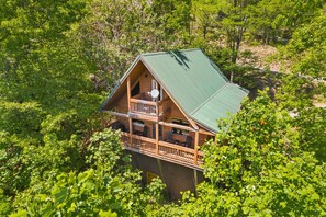 Secluded cabin with an abundance of nature around and breathtaking views of the Smoky Mountains.