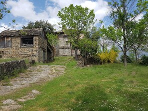 Zona de aparcamiento delante de la casa