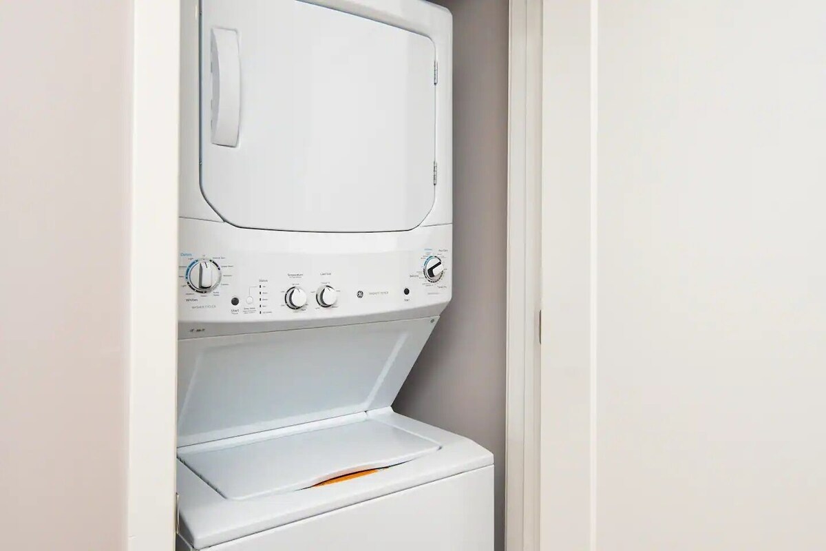 King 1BR W/ Parking, Pool & Gym