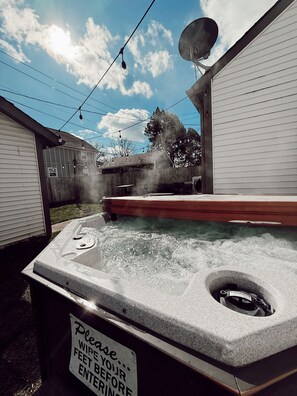 Outdoor spa tub