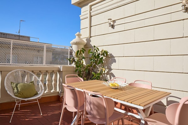Outdoor dining