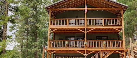 Mystic Forest Lodge — spacious luxury in the high forested mountains!