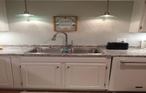 Kitchen sink/dishwasher