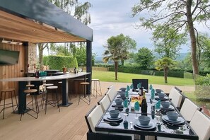 Kingsley Paddocks: Lounge on the outdoor terrace with smart TV and bar and fire up the large gas Barbie