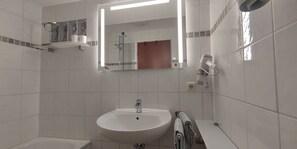 Ferienwohnung Jenner für 1-3 Personen, 60 qm, Schlafzimmer, Wohnzimmer, Balkon-Badezimmer