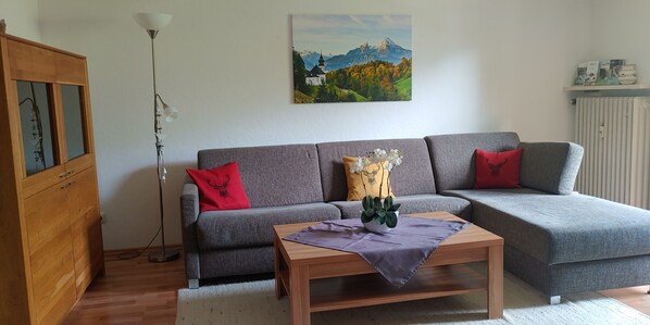 Ferienwohnung Jenner für 1-3 Personen, 60 qm, Schlafzimmer, Wohnzimmer, Balkon-Wohnzimmer
