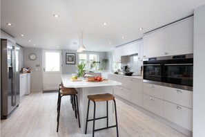 Beach Cottage, St Agnes. Ground floor: Fully-fitted kitchen with breakfast bar seating four guests