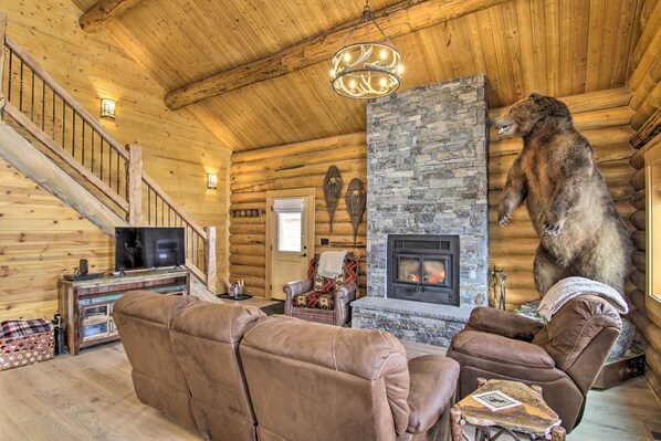 Livingston Vacation Rental | 3BR | 3BA | Stairs Required | 1,600 Sq Ft