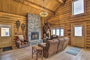 Living Room | Free WiFi | Fireplace | Smart TV
