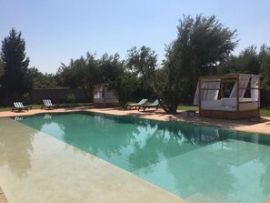 La deuxième piscine au calme sous les oliviers