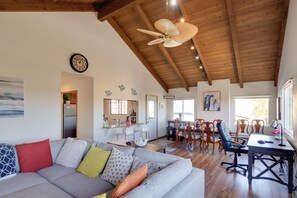 Living Area | Free WiFi | Central Heat | Wet Bar | Sleeper Sofa | Fireplace