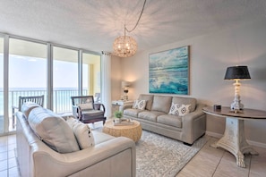 Living Room | Free WiFi | Central Air Conditioning