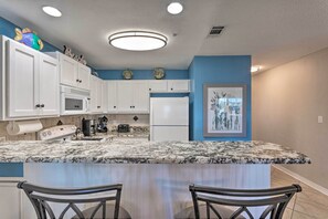 Kitchen | 2-Person Breakfast Bar