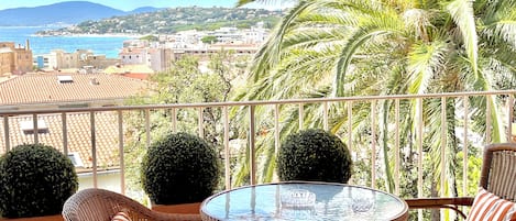 Balcon tropezien et vue mer et sur la baie de St Tropez