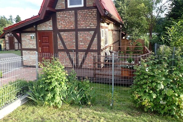 Stugans exteriör [sommar]