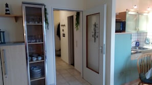 Blick vom Wohnraum in den Flur und zur Pantry-Küche