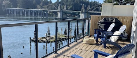 Large new deck facing the beautiful Siuslaw River