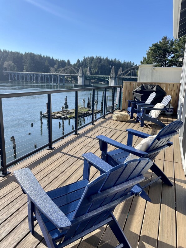 Large new deck facing the beautiful Siuslaw River