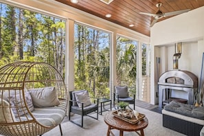 Screened in Porch - Pizza Oven