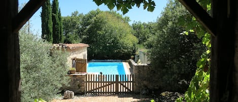 la piscine, vue de la terrasse