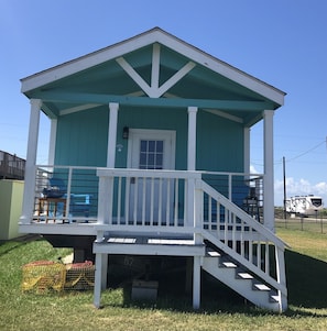 2 crab traps included in rental