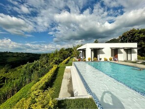Private pool with spectacular views!
