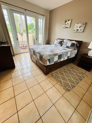 Bedroom with a comfortable king size bed and soft bed linen.