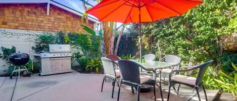 Dining for six people and plenty of shade.