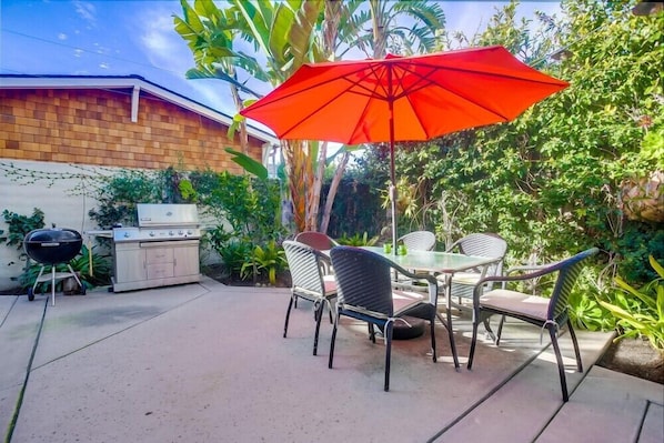 Dining for six people and plenty of shade.