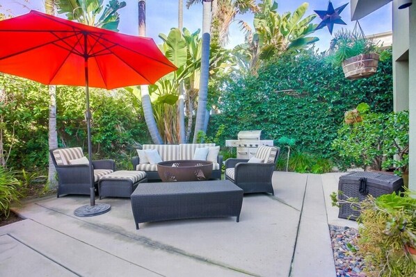 Lounge the day away in this tropical backyard.