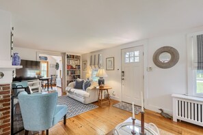 LIVING ROOM WITH A FLAT SCREEN TV