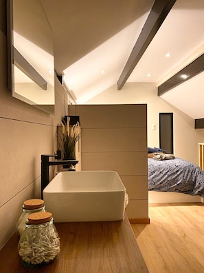 Salle de Bain entièrement équipée.
Douche italienne, évier et Baignoire ilot.