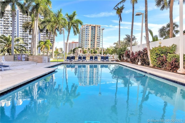 1 Bedroom Suite at GalleryOne "Sea Breeze" - a SkyRun Fort Lauderdale Property - Pool area facing the intracoastal