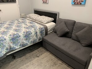 Apartment 200B - Queen bed