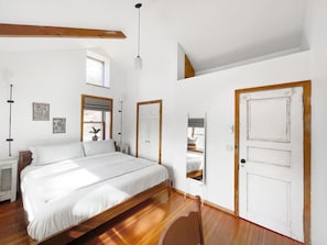 The master bedroom comes with the high ceiling design, lots of windows for natural lights.