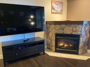  Gas Fireplace | Smart TV | Netflix