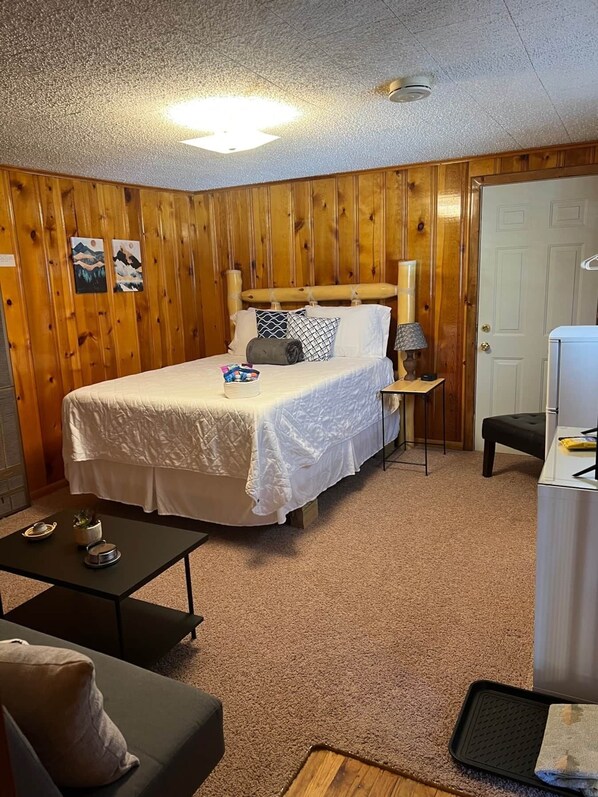 Bed w/ gorgeous headboard - door to adjoining room 6