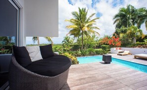 V11 Casa Vista del Caribe  · Caribbean-style with 2-level pool & large garden (205)