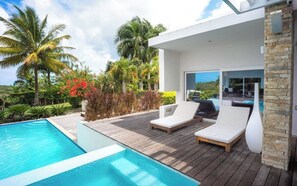 V11 Casa Vista del Caribe  · Caribbean-style with 2-level pool & large garden (203)