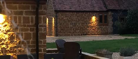 Hillside holiday cottage cotswolds courtyard