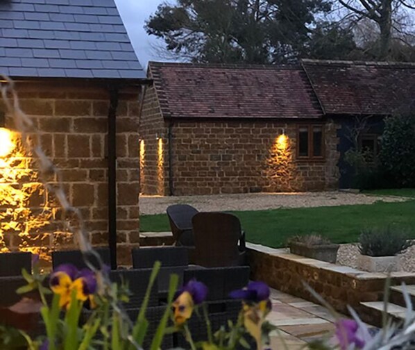 Hillside holiday cottage cotswolds courtyard